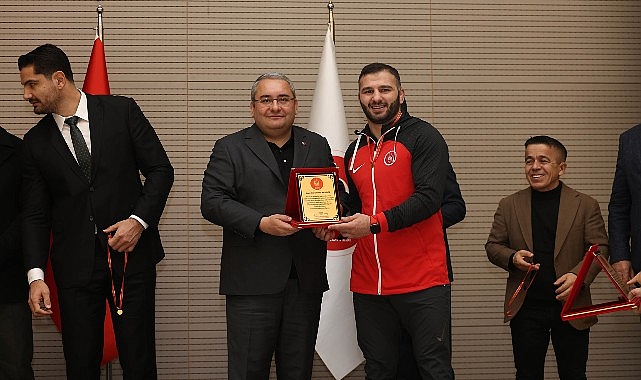 Şampiyon Güreşçiler İçin Ödül Merasimi Düzenlendi