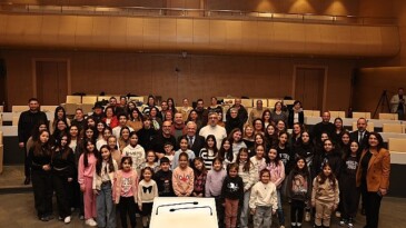 Sarsıntının yaralarını müzik ve dayanışma ile sarıyorlar