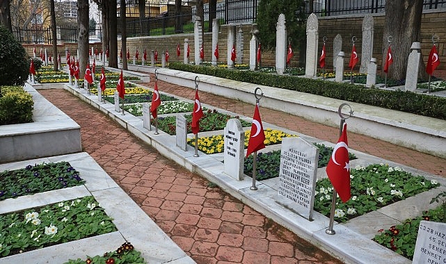 Türkiye’nin en bakımlı şehitliğinde çiçekler açtı