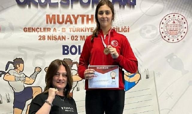 Gölcük İhsaniye Anadolu Lisesi Öğrencisi Sevgi Akbulut, Bolu’da Düzenlenen Okul Sporları Muaythai Türkiye Şampiyonası’nda Türkiye Birincisi Oldu