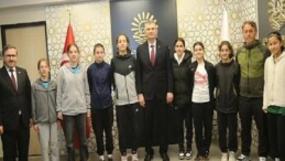 Gölcük’ün Gururu: Kavaklı Şehit Onbaşı Adem Başoğlu Ortaokulu Kız Futbol Takımı Türkiye Şampiyonu