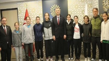 Gölcük’ün Gururu: Kavaklı Şehit Onbaşı Adem Başoğlu Ortaokulu Kız Futbol Takımı Türkiye Şampiyonu