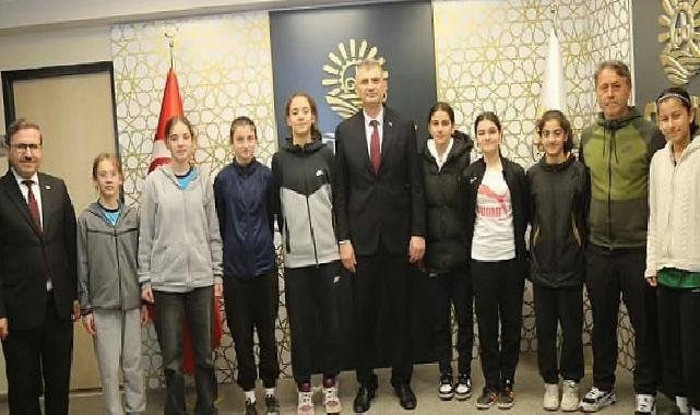 Gölcük’ün Gururu: Kavaklı Şehit Onbaşı Adem Başoğlu Ortaokulu Kız Futbol Takımı Türkiye Şampiyonu