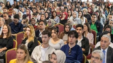 Hakan Aran, Konya’da Öğrencilerle Bir Araya Gelerek Bankacılık Kariyerini Anlatıyor