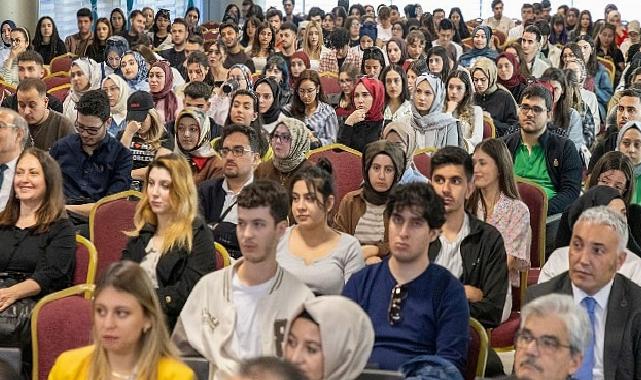 Hakan Aran, Konya’da Öğrencilerle Bir Araya Gelerek Bankacılık Kariyerini Anlatıyor