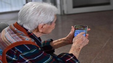 İzmir Büyükşehir Belediyesi’nden Yaşlılarımıza Ücretsiz ve Güvenli İnternet Desteği