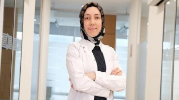 Üsküdar Üniversitesi Diş Hastanesi Uzmanından Implant Çevresi Enfeksiyonları Hakkında Bilgilendirme