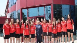 Başkan Şadi Özdemir’den filenin genç sultanlarına motivasyon ziyareti