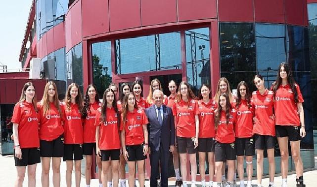 Başkan Şadi Özdemir’den filenin genç sultanlarına motivasyon ziyareti