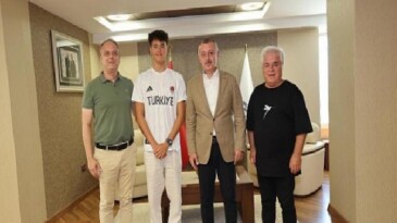 Büyükakın, genç ulusal yüzücüyü kabul etti