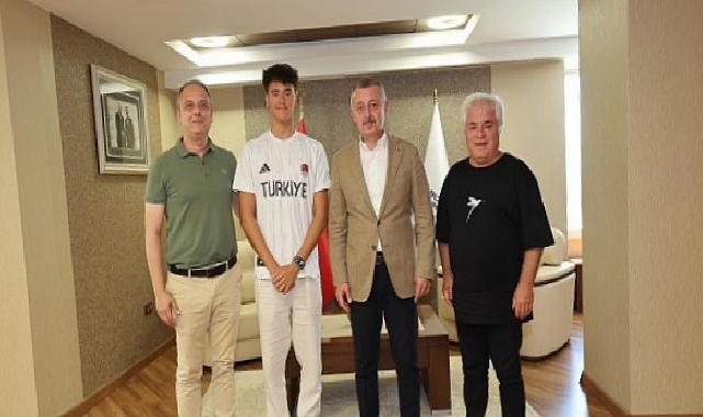 Büyükakın, genç ulusal yüzücüyü kabul etti