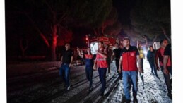 Gruplar Doğanbey’de yerleşim yerlerindeki yangını denetim altına aldı