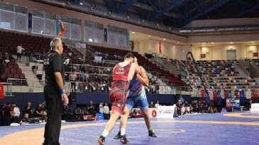 Güreşçiler minderde terlemeye devam ediyor