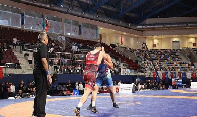 Güreşçiler minderde terlemeye devam ediyor