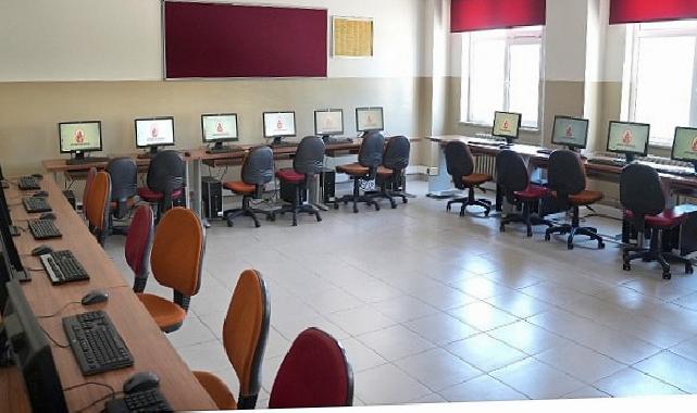 İETT’nin gençlere teknoloji takviyesi sürüyor.