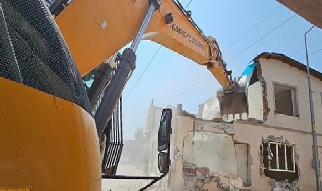 İki katlı kaçak bina yıkıldı