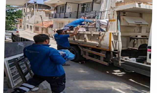 İzmir Büyükşehir Belediyesi konutu ziyan gören aileyi Uzundere konutlarına taşıdı
