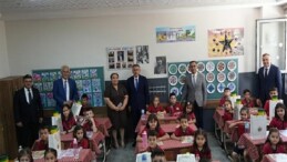 İzmir Valisi Dr. Süleyman Elban, İzmir Vilayet Ulusal Eğitim Müdürü Dr. Ömer Yahşi, Karne Gününde Öğrencilerle Bir Ortaya Geldi