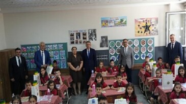 İzmir Valisi Dr. Süleyman Elban, İzmir Vilayet Ulusal Eğitim Müdürü Dr. Ömer Yahşi, Karne Gününde Öğrencilerle Bir Ortaya Geldi