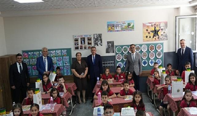 İzmir Valisi Dr. Süleyman Elban, İzmir Vilayet Ulusal Eğitim Müdürü Dr. Ömer Yahşi, Karne Gününde Öğrencilerle Bir Ortaya Geldi