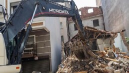 Karşıyaka’da metruk ve riskli binalar tek tek yıkılıyor
