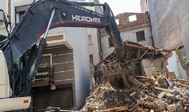 Karşıyaka’da metruk ve riskli binalar tek tek yıkılıyor