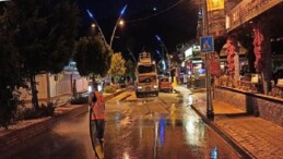 Kemer’deki toz ve toprak olan yollar yıkanıyor