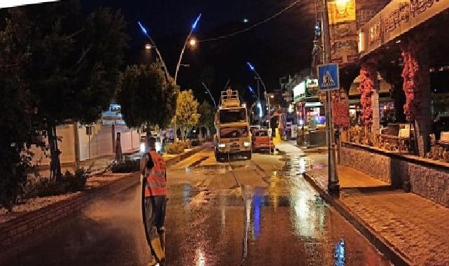 Kemer’deki toz ve toprak olan yollar yıkanıyor