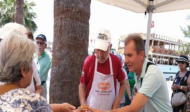 Merhum, Manisa Büyükşehir Belediye Başkanı Ferdi Zeyrek adına Cumhuriyet Meydanı’nda lokma hayrı