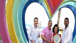 20 yıldır Kemer’e gelen Finli ikili teşekkür plaketi