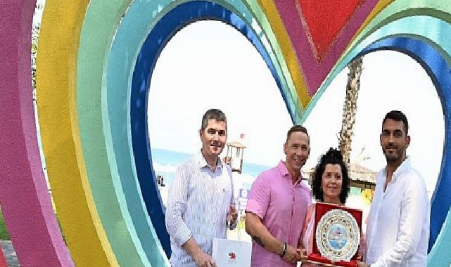 20 yıldır Kemer’e gelen Finli ikili teşekkür plaketi