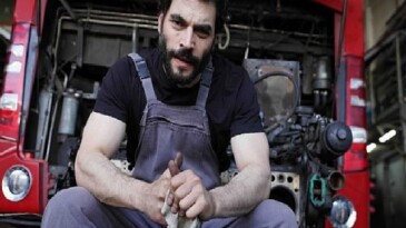 Akın Akınözü ‘Veliaht’taki Karakteri İçin Otomobil Tamirhanesine Girdi!