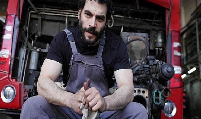 Akın Akınözü ‘Veliaht’taki Karakteri İçin Otomobil Tamirhanesine Girdi!