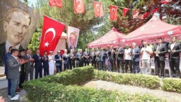 Aktaş ve Büyükakın, dua okudu, karanfil bıraktı