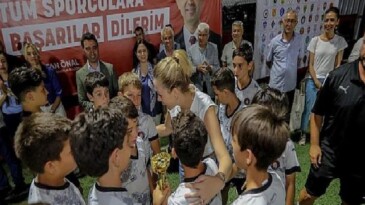 Bayraklı’da manalı turnuva ‘Ferdi Zeyrek’ U-12 Cup’ta şampiyon çocuklar!