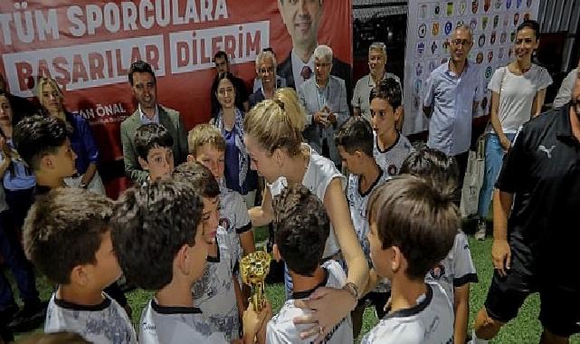 Bayraklı’da manalı turnuva ‘Ferdi Zeyrek’ U-12 Cup’ta şampiyon çocuklar!