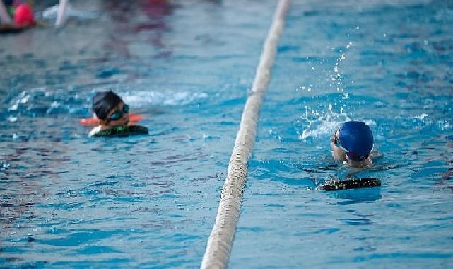 Buca Belediyesi’nin yüzme kursuna çocuklar akın etti
