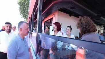 Büyükakın, gençlerle iç içe