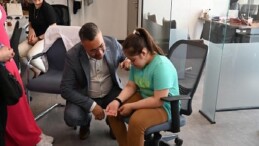 Büyükşehir’in “Ben Buradayım” Projesinde Bileklik Dağıtımı Sürüyor