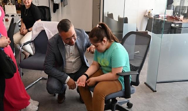 Büyükşehir’in “Ben Buradayım” Projesinde Bileklik Dağıtımı Sürüyor