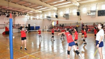 Çiğli’de 7’den 70’e binlerce kursiyerle yaz uzunluğu spor coşkusu