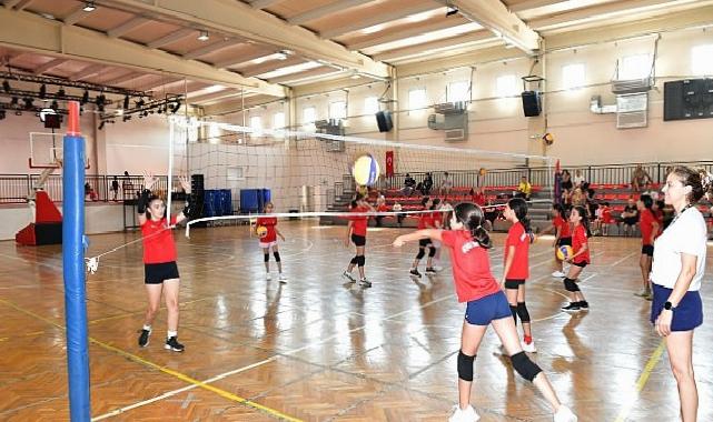 Çiğli’de 7’den 70’e binlerce kursiyerle yaz uzunluğu spor coşkusu