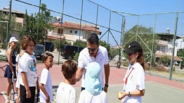 Dikili’de çocuklar tenis ile buluşuyor