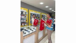 Esnafa ve vatandaşlara binlerce bayrak dağıtıldı