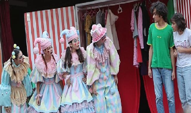 Karabağlar’da Çocuklar Sahnede Parladı: Ekran Kapandı, Cümbüş Başladı!