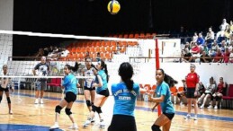 Kemer Belediye Voleybol Grubu galibiyetle başladı