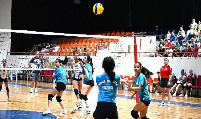 Kemer Belediye Voleybol Grubu galibiyetle başladı