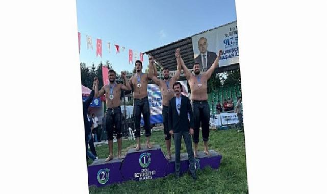 Kemer Belediyesi güreşçileri kürsüye çıktı