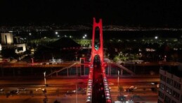 Kocaeli’de üst geçitler al bayrağın renkleriyle ışıldadı