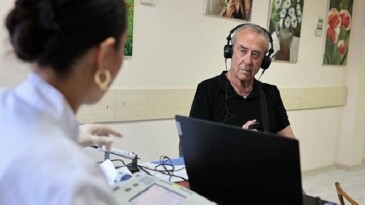 Konak Belediyesi’nden ileri yaşa işitme sıhhati hizmeti